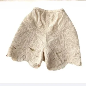 short au crochet pour femme