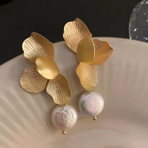 Luxury Gold Color Flower Earrings Baroque Pearl Minar Statement Fashion Jewelry for Women Retro Petal Long Drop Earrings Gift