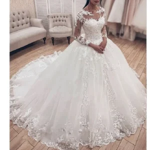 Robe de mariée princesse à manches longues et col rond